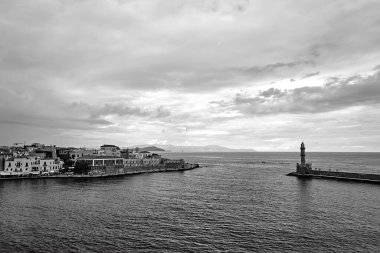 Yunanistan 'ın Girit adasındaki Chania kasabasındaki liman ve tarihi deniz feneri tek renkli.