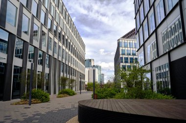 Polonya Poznan 'da cam ve çelikten yapılmış yaya geçidi ve modern binalar