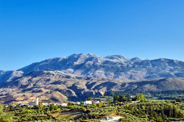 Yunanistan 'ın Girit adasındaki Lefka Ori dağlarında vadide ve kayalık tepelerde bir kasaba