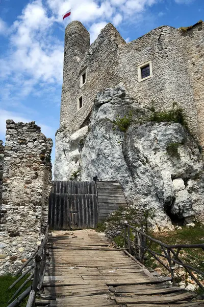 stock image Wooden gate in the ruins of a medieval castle on limestone rocks in the village of Mirow, Poland