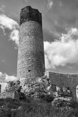 Polonya, Olsztyn 'de tek renkli kulesi olan bir ortaçağ şatosunun kireçtaşı kayaları ve kalıntıları.