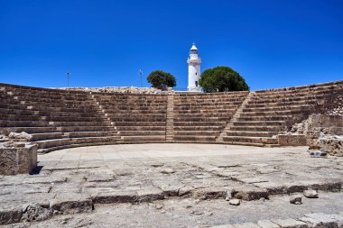 Kıbrıs Rum Kesimi 'ndeki Paphos kentindeki tarihi deniz feneri ve antik odeon kalıntıları