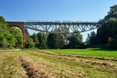 Polonya 'da kapalı bir demiryolu hattının viyadük tahrip edildi.