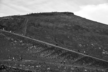 Etna Yanardağı 'nın yamacındaki turistler Sicilya, İtalya' da tek renkli.