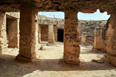 Kraliyet Mezarları - Kıbrıs Cumhuriyeti 'nin Phapos kentindeki yeraltı mağaralarındaki antik mezar odaları