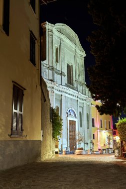 San Felice del Benaco kasabasındaki barok kilise cephesi, İtalya