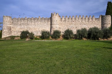 İtalya, Garda Gölü 'ndeki ortaçağ Moniga Kalesi' nin taş savunma duvarları.