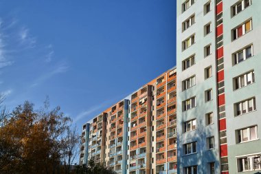 Poznan, Polonya 'da yüksek katlı bir binanın balkonlu cephesi