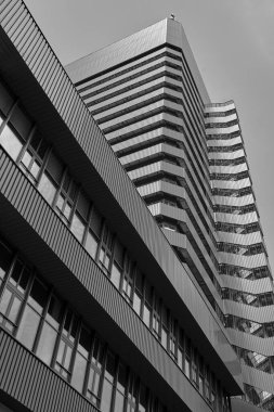 Poznan, Polonya 'nın merkezindeki tek renkli modern, çok katlı bir binanın parçası.