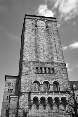 Poznan, Polonya 'da tarihi bir İmparatorluk kalesinin taş saat kulesi, tek renk.