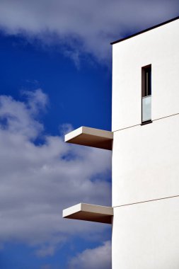 Polonya 'da inşaat halindeki balkonlu bir ev.