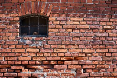 Bledzew, Polonya 'da eski bir tuğla çiftlik binasının küçük bir penceresi.