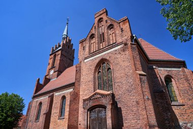 Polonya 'nın Bledzew köyündeki tarihi kilisenin çan kulesi ve duvarları.