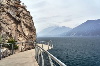 İtalya, Garda Gölü 'ndeki engebeli kayalarda asılı yaya ve bisikletçiler için bir yol.