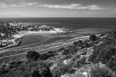 Yunanistan 'ın Girit adasındaki Stavros' un kuş bakışı manzaralı deniz ve plajı tek renkli.