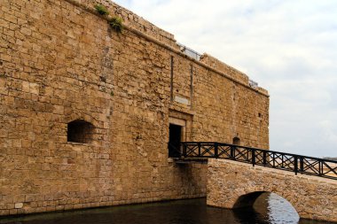 Kıbrıs Cumhuriyeti 'nin Paphos limanındaki bir ortaçağ taş şatosunun kalıntıları