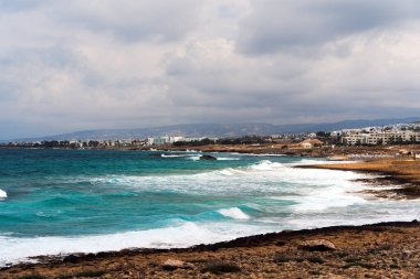 Kıbrıs Rum Kesimi 'nin Kıbrıs adasındaki plajda şemsiyeli Akdeniz kıyıları