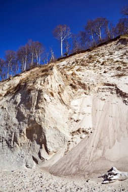 Polonya 'nın Wolin adasında, Baltık Denizi kıyısındaki kumlu kayalıklarda