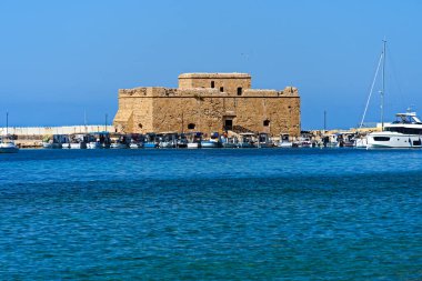 Kıbrıs Cumhuriyeti 'nin Paphos limanındaki bir ortaçağ taş şatosunun balıkçı tekneleri ve kalıntıları