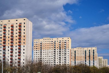 Poznan, Polonya 'da yüksek katlı bir binanın balkonlu cephesi