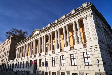 Poznan, Polonya 'da Korint sütunları olan tarihi bir binanın cephesi