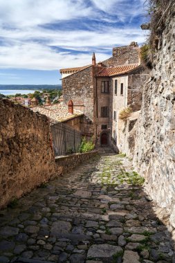 İtalya, Bolsena 'da taş basamakları ve kapısı olan dar bir sokak.