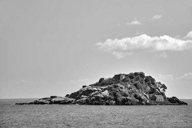 Sicilya, İtalya 'da Kiklops sahilinde tarihi binaları olan Rocky adası.