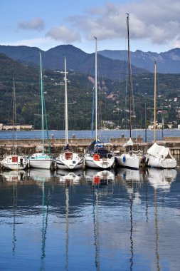 İtalya, Garda Gölü 'ndeki beton bir iskeleye demirlemiş yelkenliler.