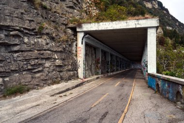 İtalya 'da Garda Gölü' ndeki yayalar ve bisikletçiler için kayalık yamaçta bir galeri olan patika