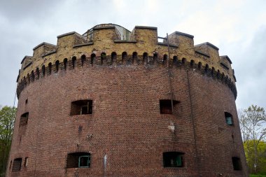 Melek Kalesi - Swina Nehri 'nin ağzındaki tarihi bir Prusya kalesi Baltık Denizi, Polonya