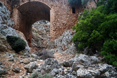Yunanistan 'ın Girit adasındaki dağlardaki tarihi Ortodoks Katholiko manastırının kalıntıları