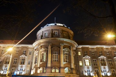 Neo-barok cephesi, Polonya 'nın Poznan şehrinde geceleri sütunları olan tarihi bina.