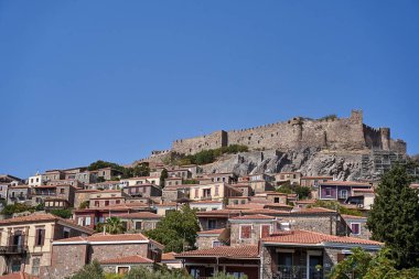 Yunanistan 'ın Lezbiyen Adası' ndaki Molyvos tepesindeki tarihi evler ve şato