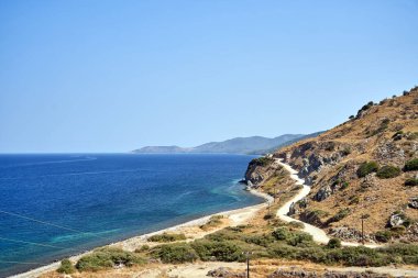 Yunanistan 'ın Lezbiyen Adası' ndaki dağlık sahil yolunda çakıl yolu