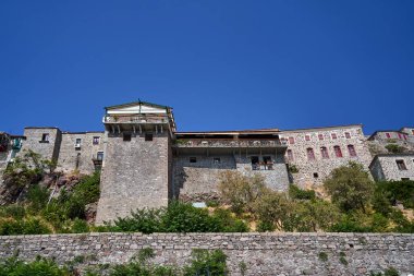 Yunanistan 'ın Lezbiyen adasındaki Molyvos' ta kayalık bir yamaçta balkonları olan tarihi evler