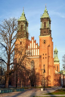 Polonya 'nın Poznan kentindeki Gotik tarihi katedralin cephesi ve kuleleri