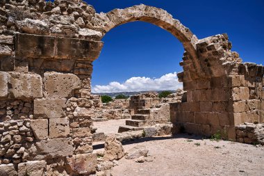Kıbrıs Rum Kesimi 'nin Paphos kentindeki arkeoloji parkındaki Kırk Sütun Kalesi harabeleri