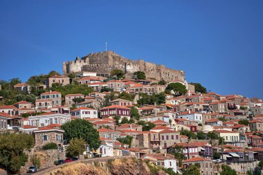 Yunanistan 'ın Lezbiyen Adası' ndaki Molyvos tepesindeki tarihi evler ve şato