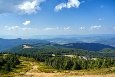 Polonya 'nın Beskids kentindeki Pilsko dağının yamacındaki Miziowa Salonu' ndaki turist barınağı.