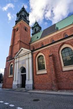 Poznan, Polonya 'daki tarihi Gotik katedralinin cephe ve çan kuleleri