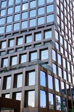 Polonya 'nın Poznan kentinin merkezindeki modern, çok katlı bir binanın ön cephesinin bir parçası.