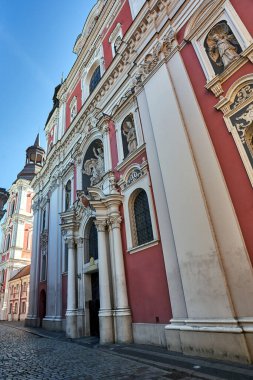 Poznan, Polonya 'da güneşli bir günde eski bir manastırın barok kilise cephesi