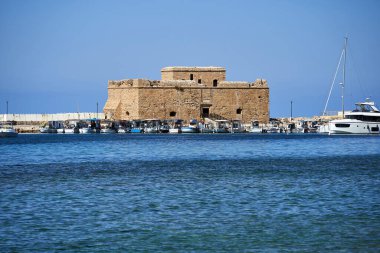 Kıbrıs Rum Kesimi 'nin Paphos limanında bir ortaçağ taş şatosu ve motorlu tekne kalıntıları