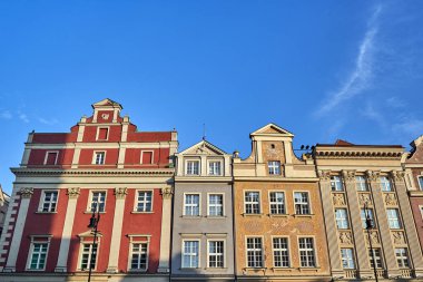 Polonya 'nın Poznan kentindeki pazar meydanındaki tarihi konutların cepheleri