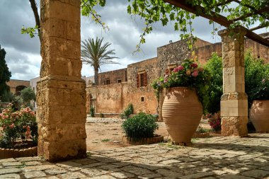 Yunanistan 'ın Girit adasındaki tarihi Ortodoks manastırının avlusunda çiçek açan Moni Arcadia