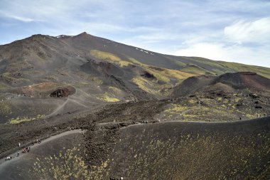 İtalya 'nın Sicilya adasında aktif volkan Etna yamacında turistler