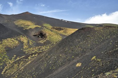 Katı lav ve İtalya 'nın Sicilya adasındaki Etna volkanının yamaçları.