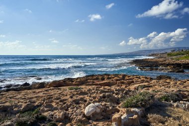 Akdeniz 'in kayalık kıyıları ve Kıbrıs Rum Kesimi, Kıbrıs Cumhuriyeti adasındaki dağlar