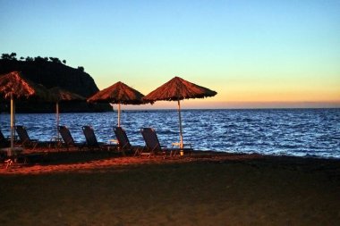 Akşamları Yunanistan 'ın Lezbiyen Adası' nda şemsiyeli ve güneşli kumlu plajlar