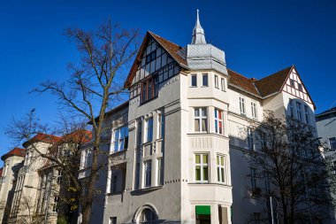 Polonya 'nın Poznan şehrinde tarihi bir apartman dairesi cephesi.